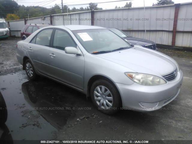 4T1BE32K05U070104 - 2005 TOYOTA CAMRY LE/XLE/SE Күміс фото 1