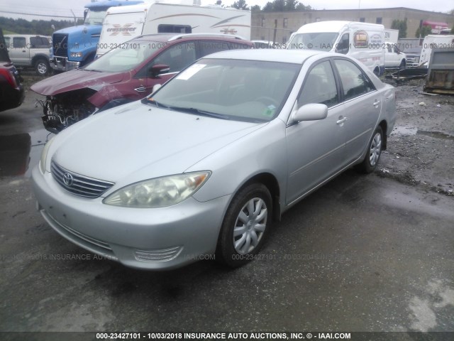 4T1BE32K05U070104 - 2005 TOYOTA CAMRY LE/XLE/SE Күміс фото 2