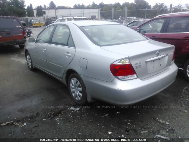 4T1BE32K05U070104 - 2005 TOYOTA CAMRY LE/XLE/SE Күміс фото 3
