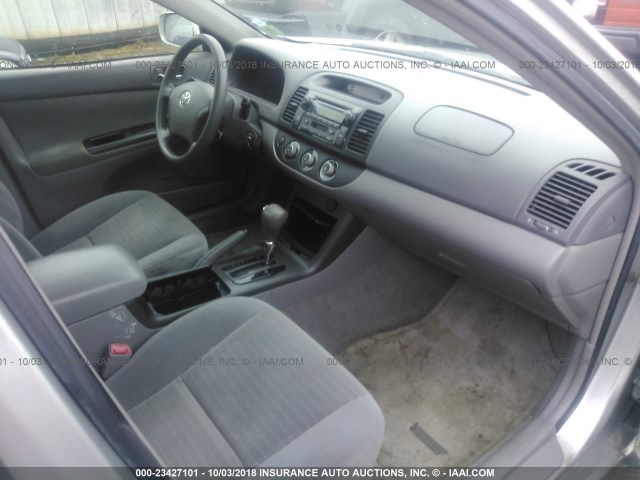 4T1BE32K05U070104 - 2005 TOYOTA CAMRY LE/XLE/SE Күміс фото 5
