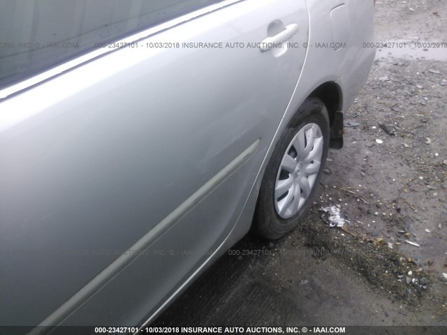 4T1BE32K05U070104 - 2005 TOYOTA CAMRY LE/XLE/SE Күміс фото 6