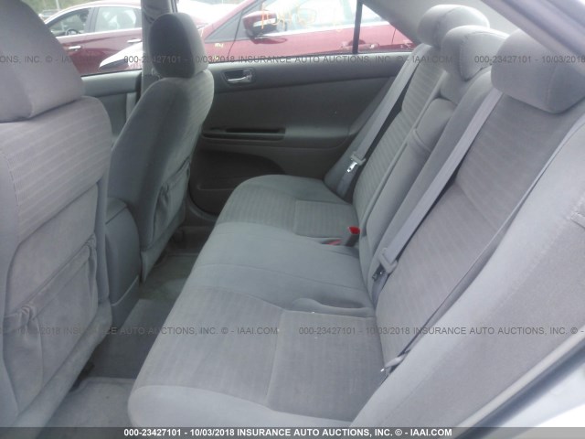 4T1BE32K05U070104 - 2005 TOYOTA CAMRY LE/XLE/SE Күміс фото 8