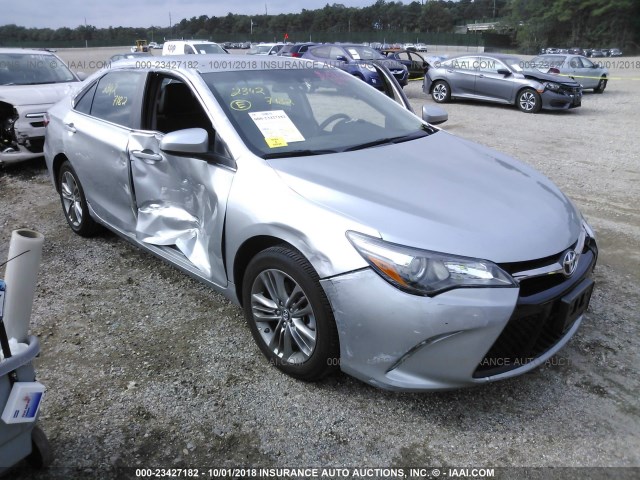 4T1BF1FK5HU791423 - 2017 TOYOTA CAMRY LE/XLE/SE/XSE 银色 照片 1