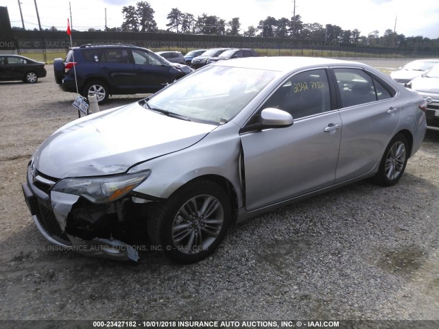 4T1BF1FK5HU791423 - 2017 TOYOTA CAMRY LE/XLE/SE/XSE 银色 照片 2