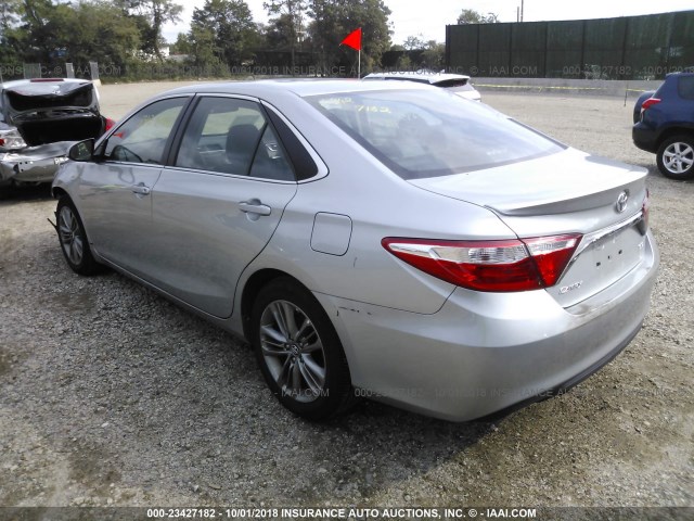 4T1BF1FK5HU791423 - 2017 TOYOTA CAMRY LE/XLE/SE/XSE 银色 照片 3