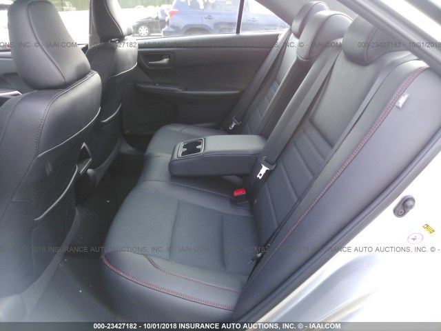 4T1BF1FK5HU791423 - 2017 TOYOTA CAMRY LE/XLE/SE/XSE 银色 照片 8