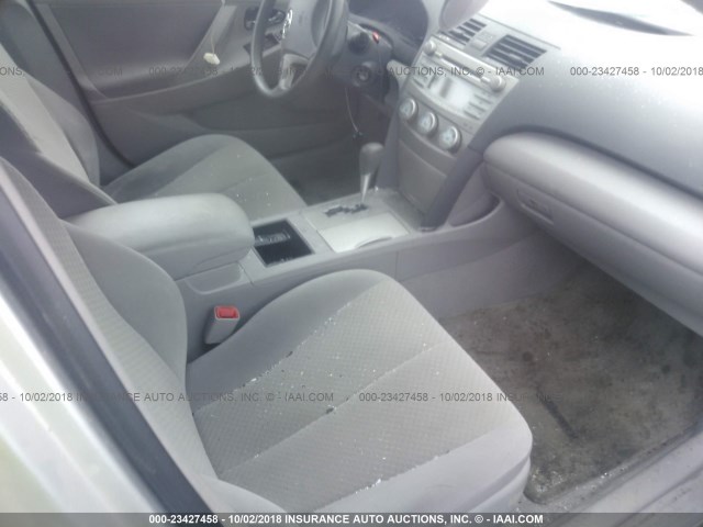 4T4BE46K68R026473 - 2008 TOYOTA CAMRY CE/LE/XLE/SE SILVER photo 5