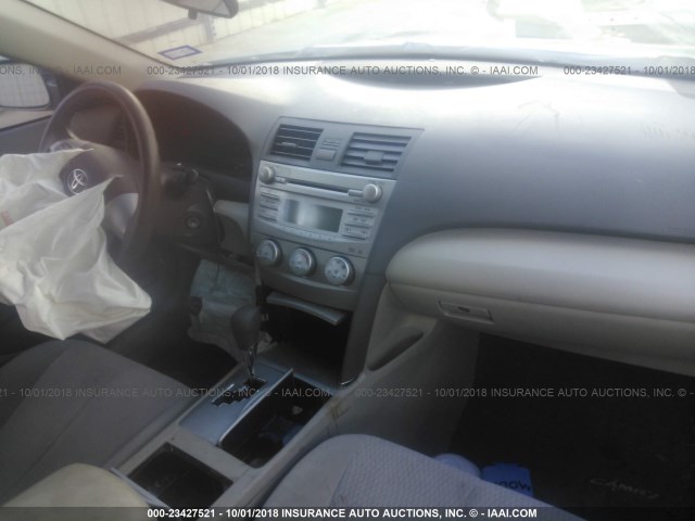 4T4BF3EK8BR104171 - 2011 TOYOTA CAMRY SE/LE/XLE ტალღისფერი ფოტო 5