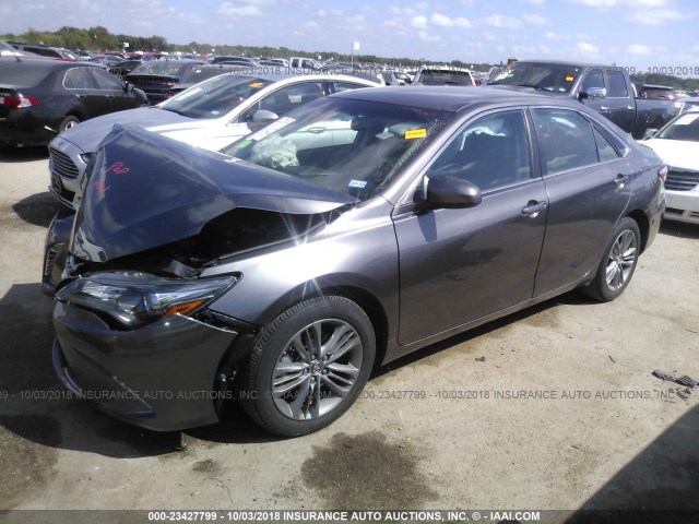 4T1BF1FK6HU430945 - 2017 TOYOTA CAMRY LE/XLE/SE/XSE GRAY photo 2