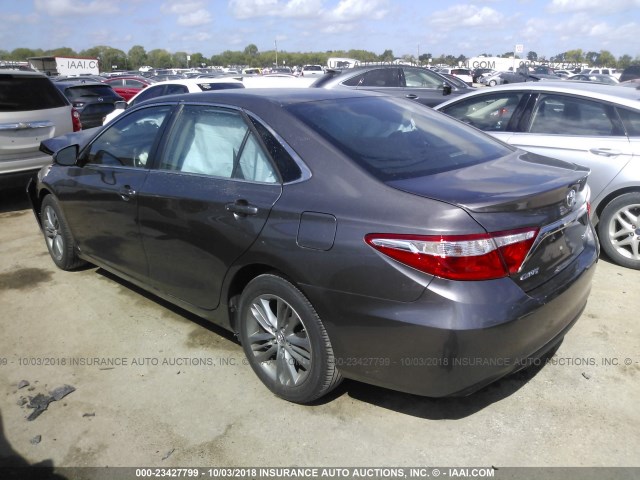 4T1BF1FK6HU430945 - 2017 TOYOTA CAMRY LE/XLE/SE/XSE GRAY photo 3