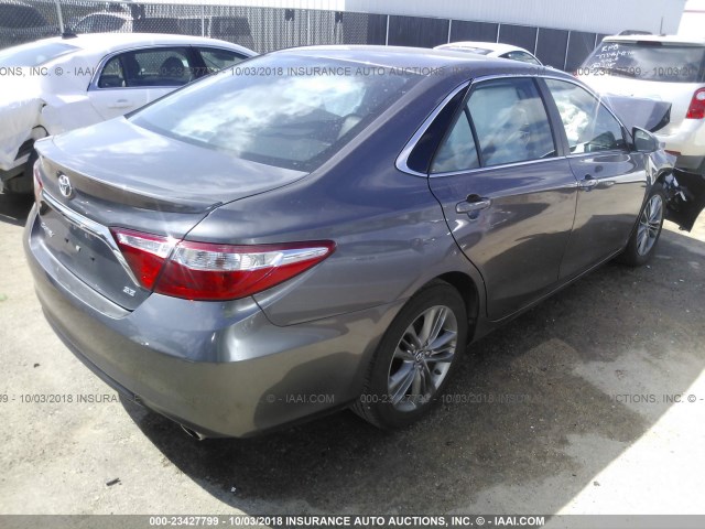 4T1BF1FK6HU430945 - 2017 TOYOTA CAMRY LE/XLE/SE/XSE GRAY photo 4
