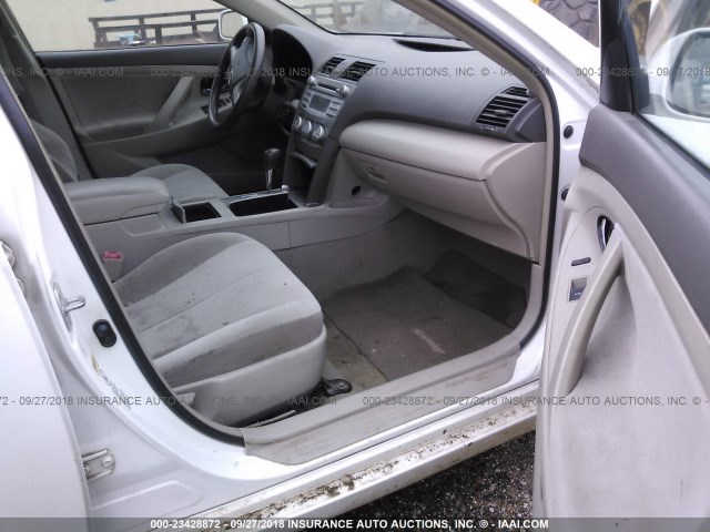 4T4BF3EK0BR131638 - 2011 TOYOTA CAMRY SE/LE/XLE WHITE photo 5