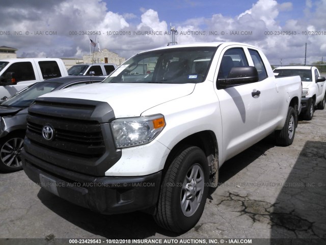 5TFRM5F19FX083582 - 2015 TOYOTA TUNDRA DOUBLE CAB SR/SR5 WHITE photo 2
