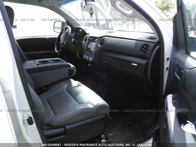 5TFRM5F19FX083582 - 2015 TOYOTA TUNDRA DOUBLE CAB SR/SR5 WHITE photo 5