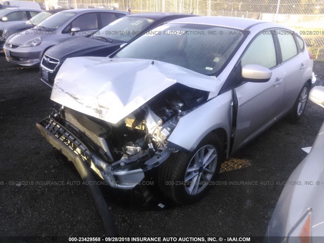 1FADP3K24JL272439 - 2018 FORD FOCUS SE SILVER photo 2