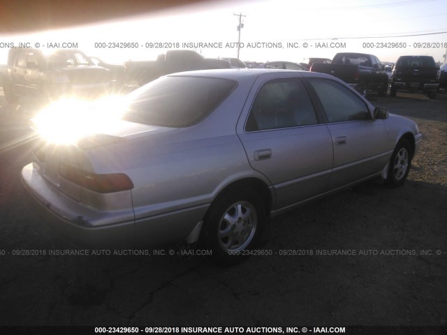 4T1BG22K1WU371020 - 1998 TOYOTA CAMRY CE/LE/XLE 金色 照片 4