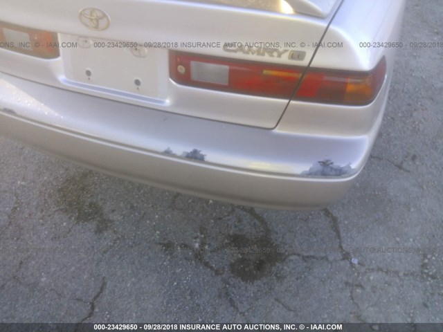 4T1BG22K1WU371020 - 1998 TOYOTA CAMRY CE/LE/XLE 金色 照片 6