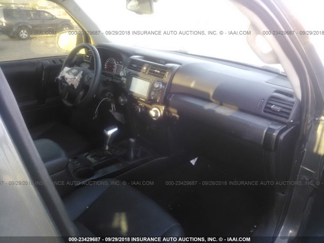 JTEBU5JR0H5431567 - 2017 TOYOTA 4RUNNER SR5 PREM/LTDL/TRAIL/TRD GRAY photo 5