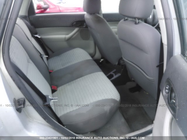 1FAFP34NX7W124738 - 2007 FORD FOCUS ZX4/S/SE/SES 银色 照片 8