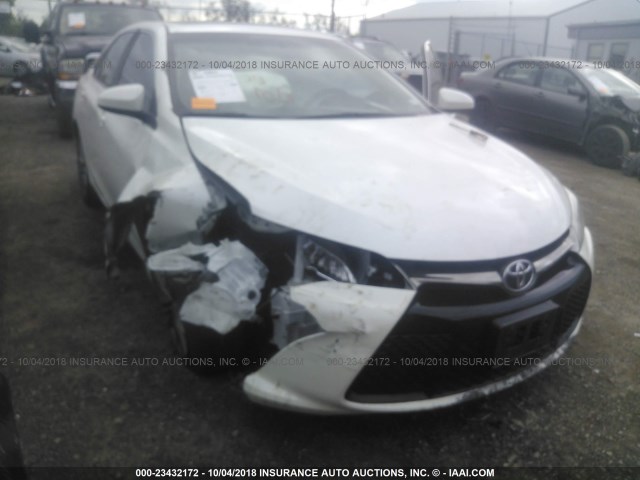 4T1BF1FK2FU058114 - 2015 TOYOTA CAMRY LE/XLE/SE/XSE 白色 照片 1