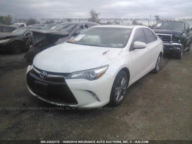 4T1BF1FK2FU058114 - 2015 TOYOTA CAMRY LE/XLE/SE/XSE 白色 照片 2