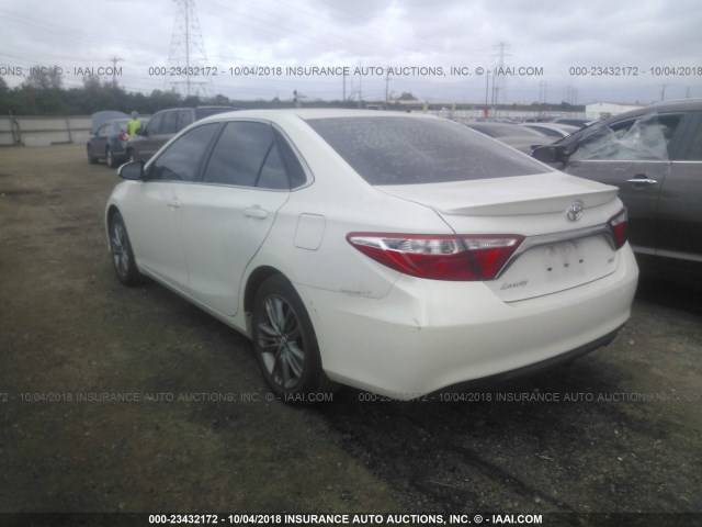 4T1BF1FK2FU058114 - 2015 TOYOTA CAMRY LE/XLE/SE/XSE 白色 照片 3