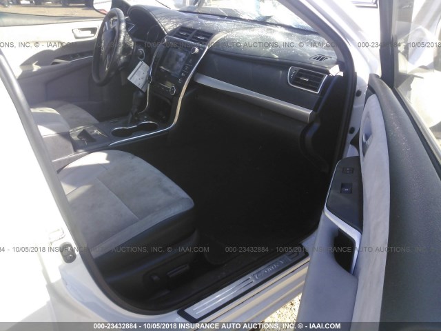 4T1BF1FK0FU886615 - 2015 TOYOTA CAMRY LE/XLE/SE/XSE 白色 照片 5