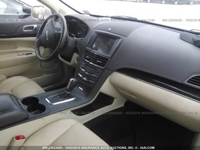 2LMHJ5AT8FBL03976 - 2015 LINCOLN MKT WHITE photo 5