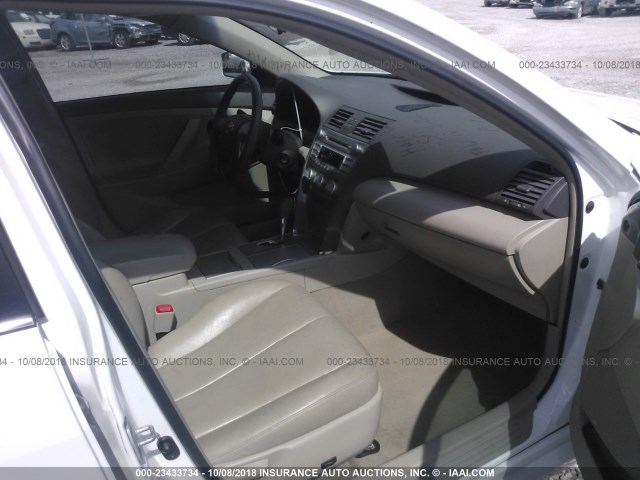 4T4BF3EK2BR160316 - 2011 TOYOTA CAMRY SE/LE/XLE თეთრი ფოტო 5