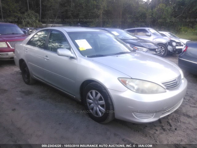 4T1BE32K25U951631 - 2005 TOYOTA CAMRY LE/XLE/SE SILVER photo 1