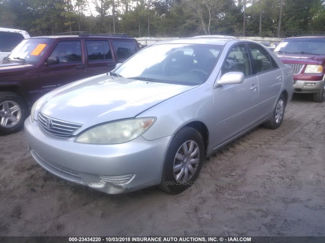 4T1BE32K25U951631 - 2005 TOYOTA CAMRY LE/XLE/SE SILVER photo 2