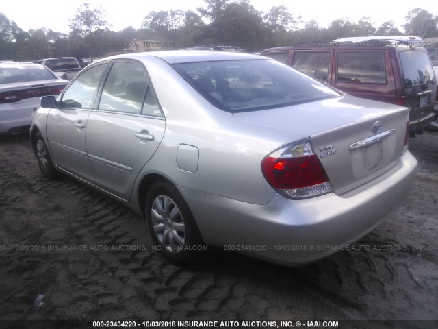 4T1BE32K25U951631 - 2005 TOYOTA CAMRY LE/XLE/SE SILVER photo 3