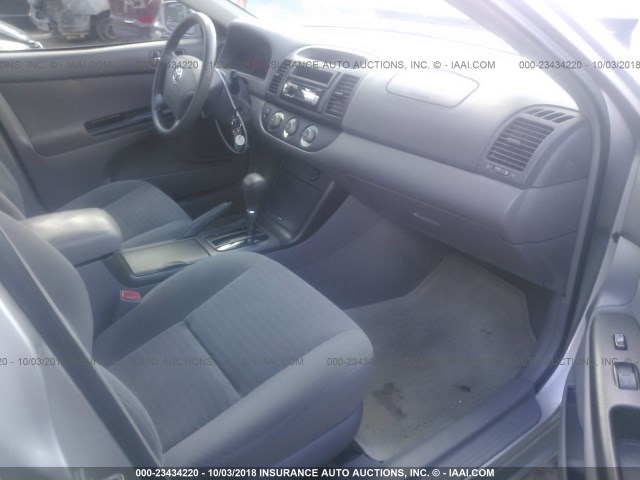 4T1BE32K25U951631 - 2005 TOYOTA CAMRY LE/XLE/SE SILVER photo 5