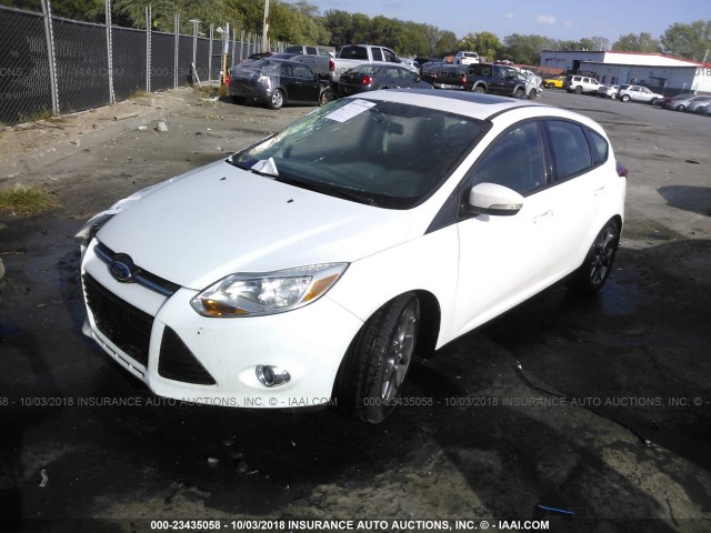 1FADP3K25EL113340 - 2014 FORD FOCUS SE WHITE photo 2