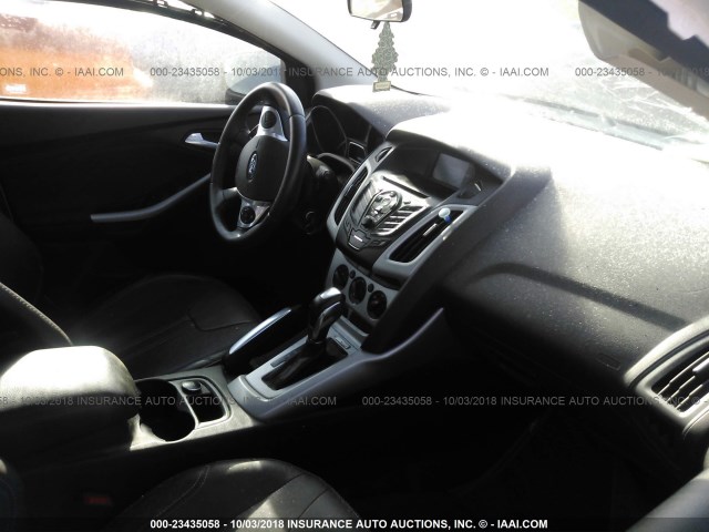 1FADP3K25EL113340 - 2014 FORD FOCUS SE WHITE photo 5