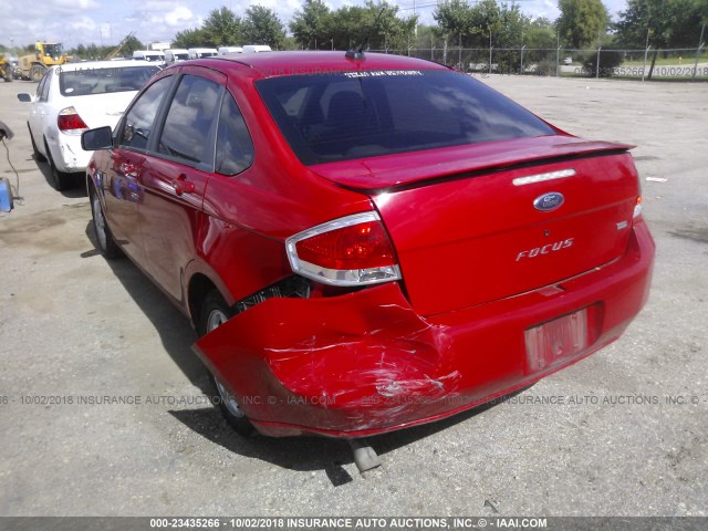 1FAHP35N38W228125 - 2008 FORD FOCUS SE/SEL/SES RED photo 3