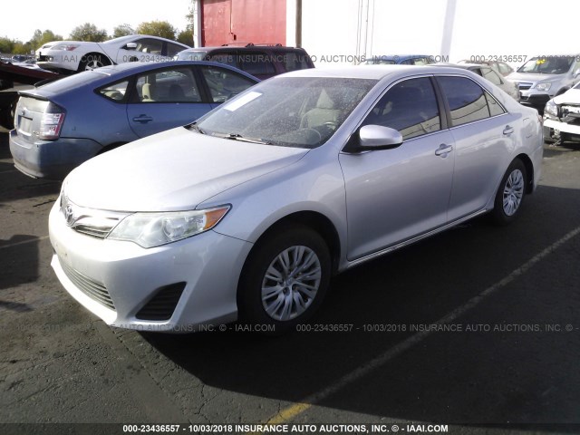 4T4BF1FK7CR228095 - 2012 TOYOTA CAMRY SE/LE/XLE ვერცხლისფერი ფოტო 2