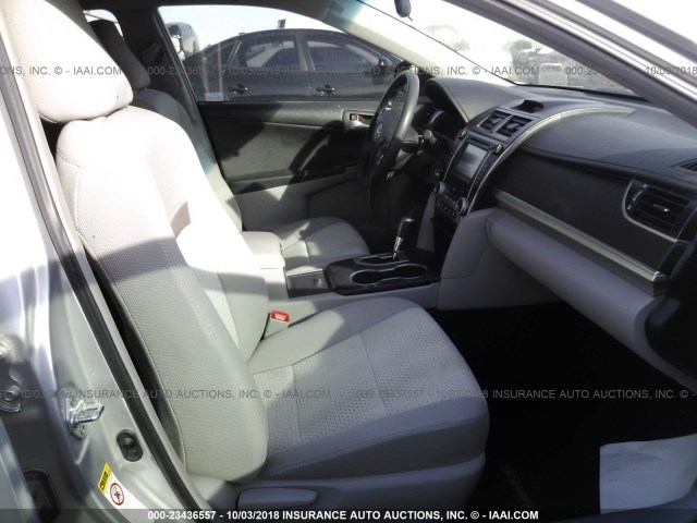 4T4BF1FK7CR228095 - 2012 TOYOTA CAMRY SE/LE/XLE ვერცხლისფერი ფოტო 5