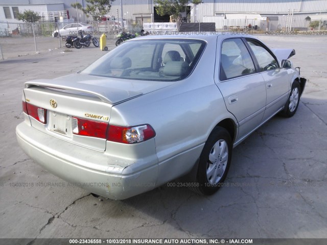 JT2BG22K1Y0476440 - 2000 TOYOTA CAMRY CE/LE/XLE 银色 照片 4