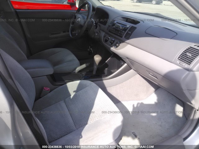 4T1BE32K54U286741 - 2004 TOYOTA CAMRY LE/XLE/SE Күміс фото 5