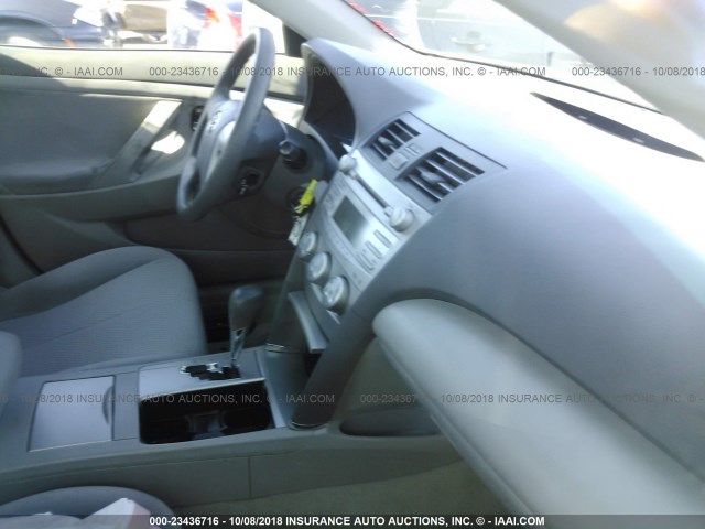 4T1BF3EK1BU185590 - 2011 TOYOTA CAMRY SE/LE/XLE 银色 照片 5