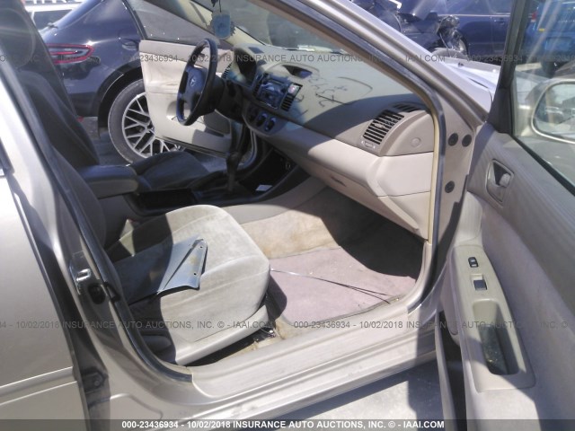 JTDBE32K330238164 - 2003 TOYOTA CAMRY LE/XLE GOLD photo 5