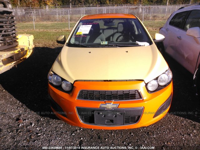 1G1JA6SH3D4205018 - 2013 CHEVROLET SONIC LS 橙色 照片 6