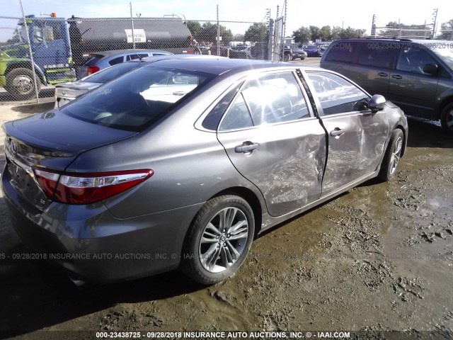 4T1BF1FK4HU406854 - 2017 TOYOTA CAMRY LE/XLE/SE/XSE GRAY photo 4