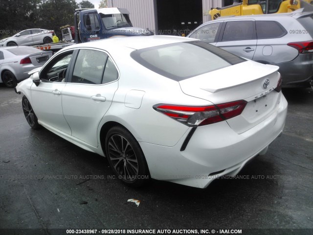 JTNB11HK2J3010669 - 2018 TOYOTA CAMRY L/LE/XLE/SE/XSE WHITE photo 3