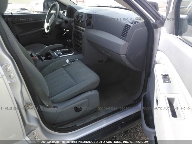 1J4HR48N06C255569 - 2006 JEEP GRAND CHEROKEE LAREDO/COLUMBIA/FREEDOM 银色 照片 5