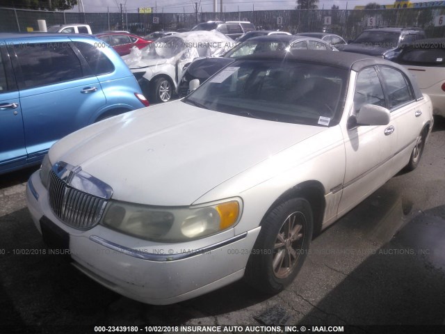 1LNHM83W7XY636007 - 1999 LINCOLN TOWN CAR CARTIER WHITE photo 2