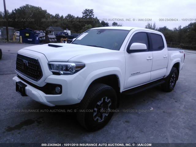 3TMCZ5AN6JM144113 - 2018 TOYOTA TACOMA DOUBLE CAB/SR/SR5/TRD SPO თეთრი ფოტო 2