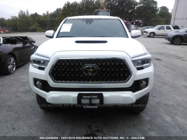 3TMCZ5AN6JM144113 - 2018 TOYOTA TACOMA DOUBLE CAB/SR/SR5/TRD SPO თეთრი ფოტო 6
