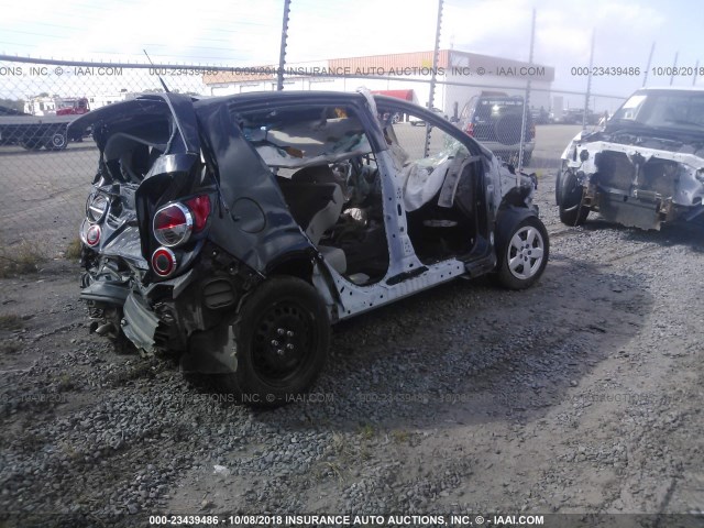 1G1JA6SH2D4107145 - 2013 CHEVROLET SONIC LS 灰色 照片 4